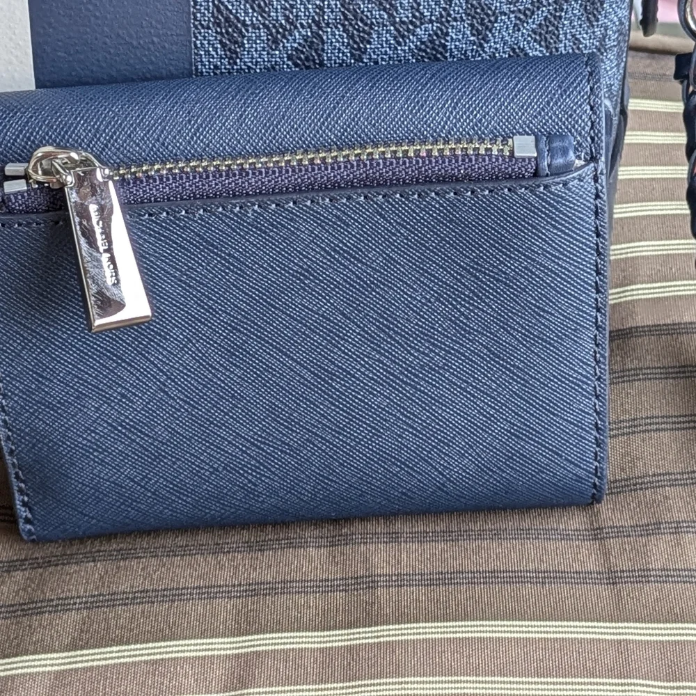 Michael Kors LIKE NEW Women’s Greenwich Envelope Trifold Navy small size wallet